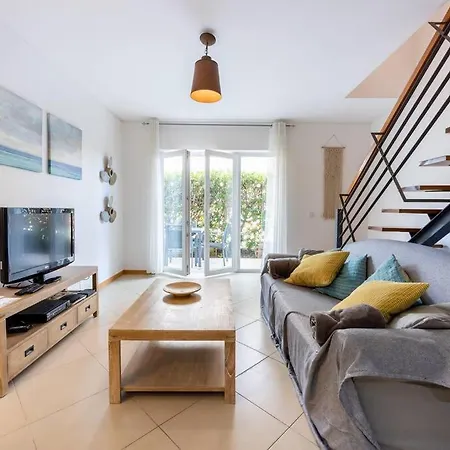דירה Elegant Duplex 1br W- Pool, Parking & Balcony *